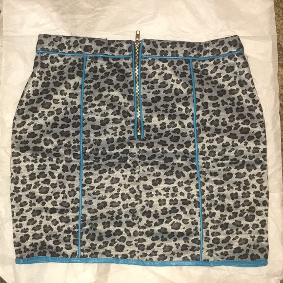 🌀 Grey leopard print skirt with blue piping - Picture 2 of 6